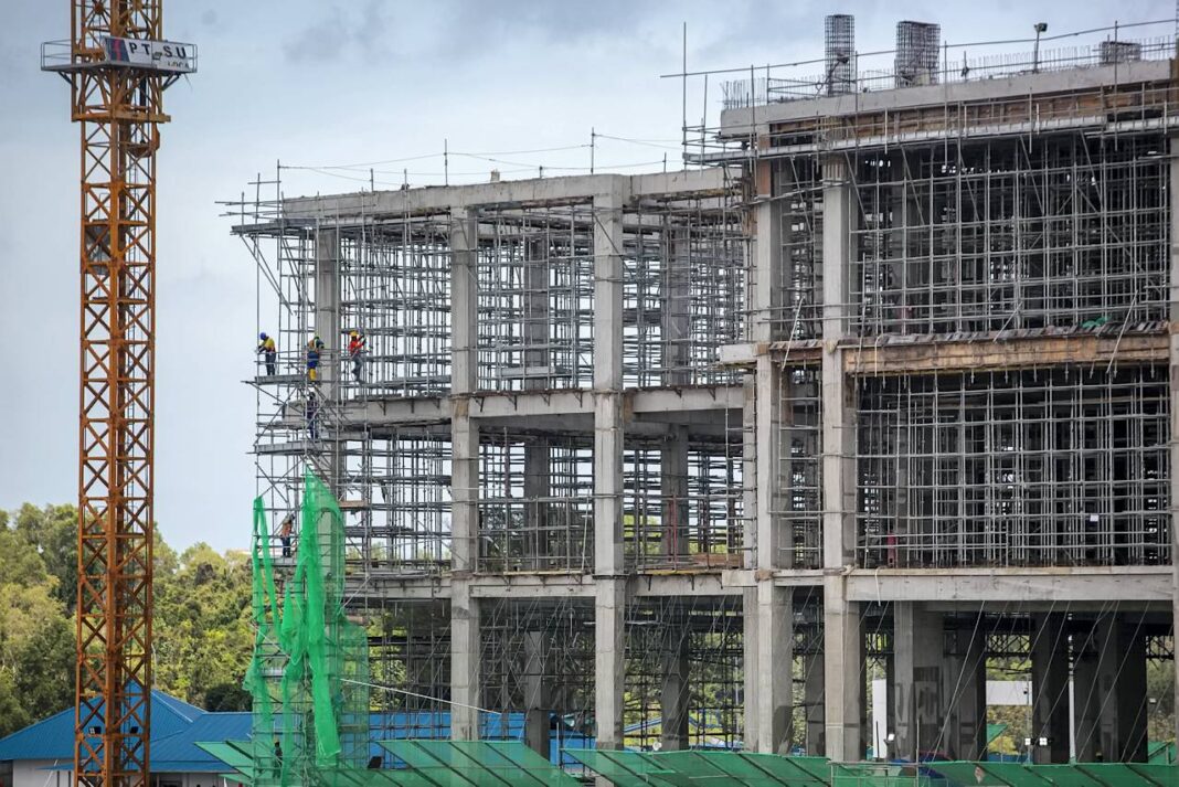 Sejumlah pekerja menyelesaikan pembangunan salah satu gedung Data Center, di Kawasan Ekonomi Khusus (KEK) Nongsa, Batam, Kepulauan Riau, Rabu (8/10).