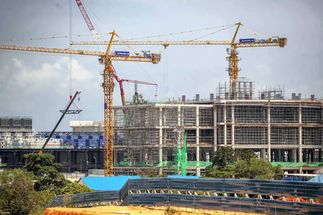 Sejumlah pekerja menyelesaikan pembangunan salah satu gedung Data Center, di Kawasan Ekonomi Khusus (KEK) Nongsa, Batam, Kepulauan Riau, Rabu (8/10).