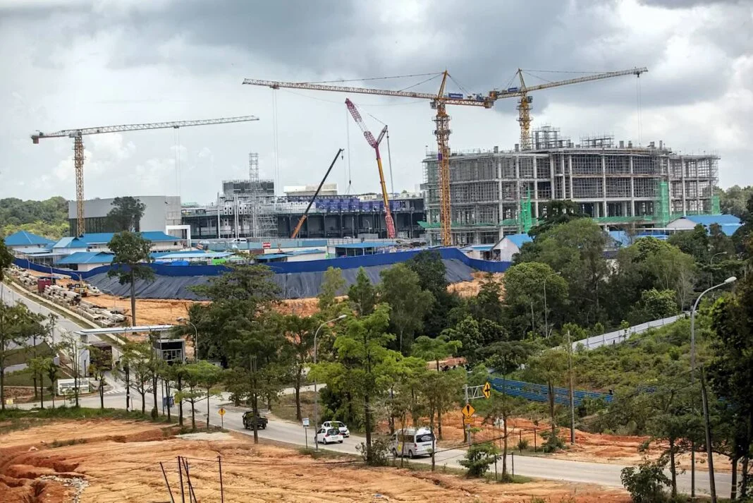 Sejumlah pekerja menyelesaikan pembangunan salah satu gedung Data Center, di Kawasan Ekonomi Khusus (KEK) Nongsa, Batam, Kepulauan Riau, Rabu (8/10).