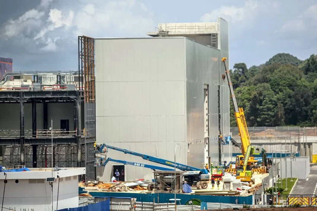 Sejumlah pekerja menyelesaikan pembangunan salah satu gedung Data Center, di Kawasan Ekonomi Khusus (KEK) Nongsa, Batam, Kepulauan Riau, Rabu (8/10).