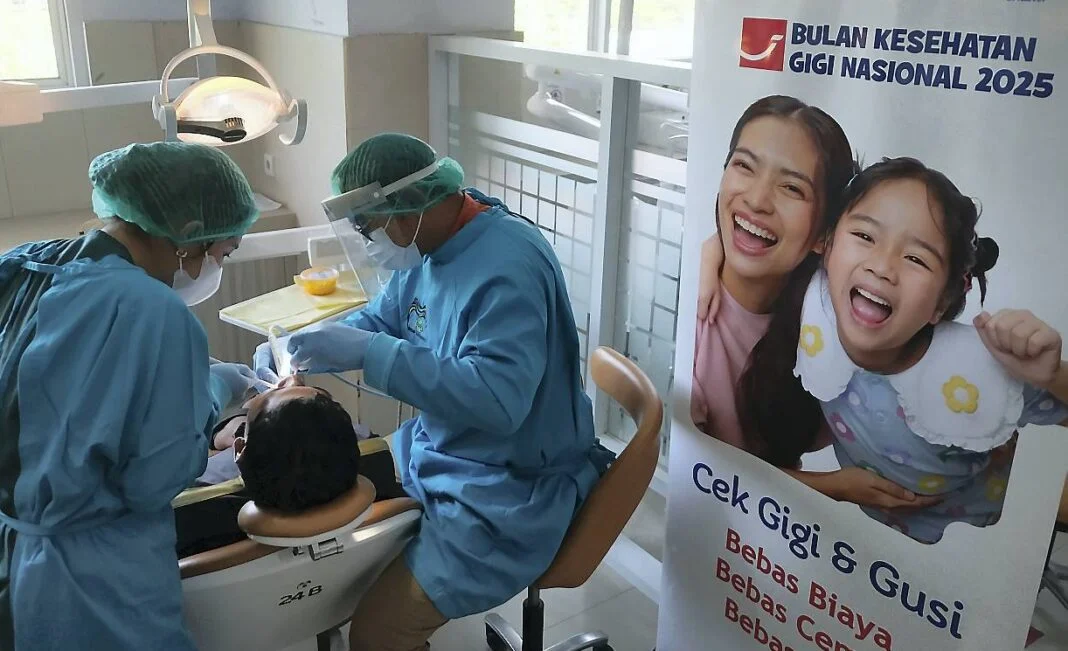Pemeriksaan kesehatan gigi dan gusi gratis saat Bulan Kesehatan Gigi Nasional (BKGN) 2025 di Rumah Sakit Gigi dan Mulut Pendidikan (RSGMP) Saraswati Denpasar, Bali, Rabu (8/10).