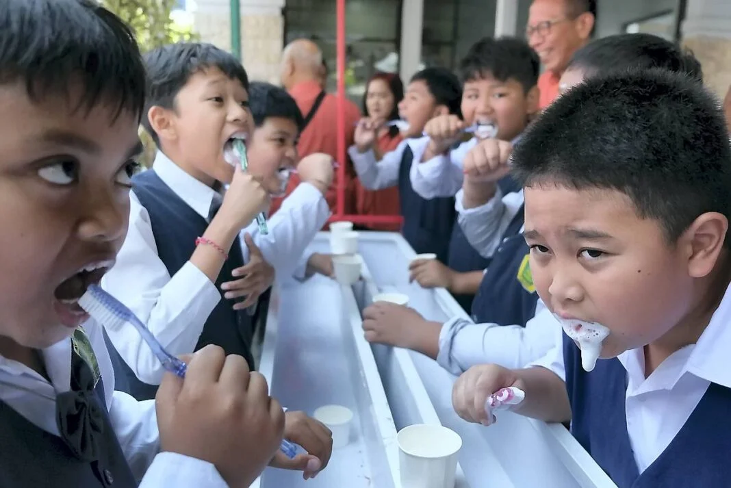 Pemeriksaan kesehatan gigi dan gusi gratis saat Bulan Kesehatan Gigi Nasional (BKGN) 2025 di Rumah Sakit Gigi dan Mulut Pendidikan (RSGMP) Saraswati Denpasar, Bali, Rabu (8/10).