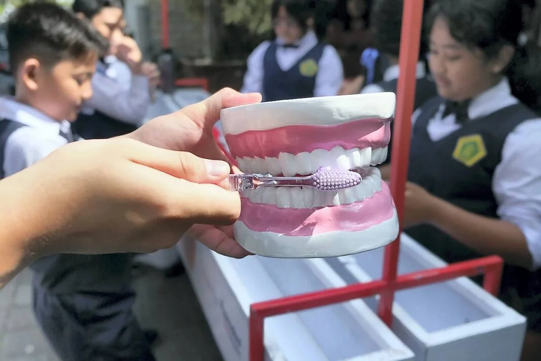 Pemeriksaan kesehatan gigi dan gusi gratis saat Bulan Kesehatan Gigi Nasional (BKGN) 2025 di Rumah Sakit Gigi dan Mulut Pendidikan (RSGMP) Saraswati Denpasar, Bali, Rabu (8/10).