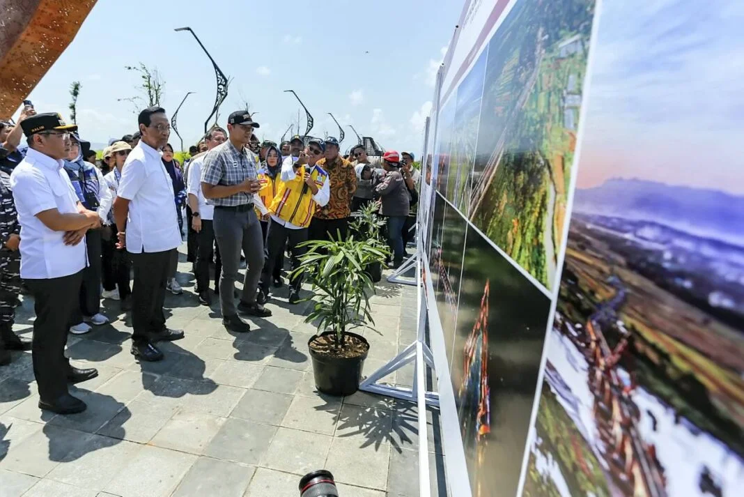 Sri Sultan Dan AHY Tinjau persiapan penggunaan Jembatan Pandansimo Bantul - KulonProgo di Bantul, Yogyakarta, Kamis (9/10).