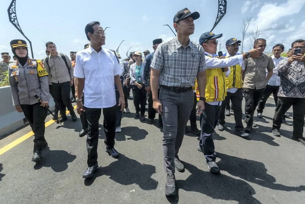 Sri Sultan Dan AHY Tinjau persiapan penggunaan Jembatan Pandansimo Bantul - KulonProgo di Bantul, Yogyakarta, Kamis (9/10).