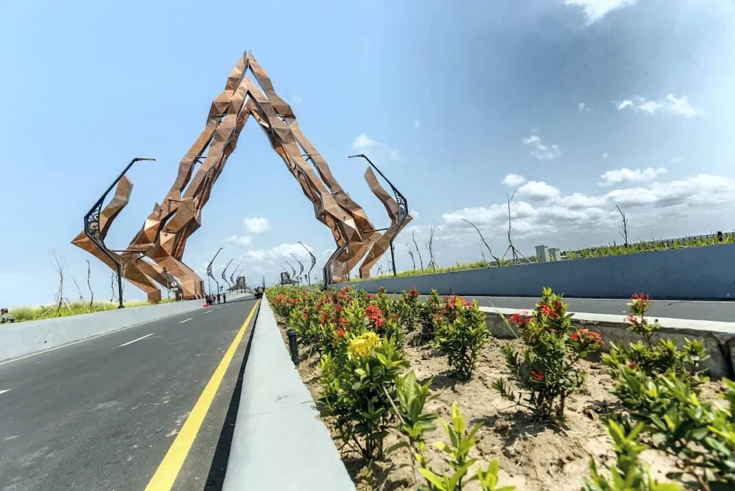 Sri Sultan Dan AHY Tinjau persiapan penggunaan Jembatan Pandansimo Bantul - KulonProgo di Bantul, Yogyakarta, Kamis (9/10).