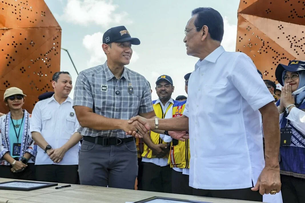 Sri Sultan Dan AHY Tinjau persiapan penggunaan Jembatan Pandansimo Bantul - KulonProgo di Bantul, Yogyakarta, Kamis (9/10).
