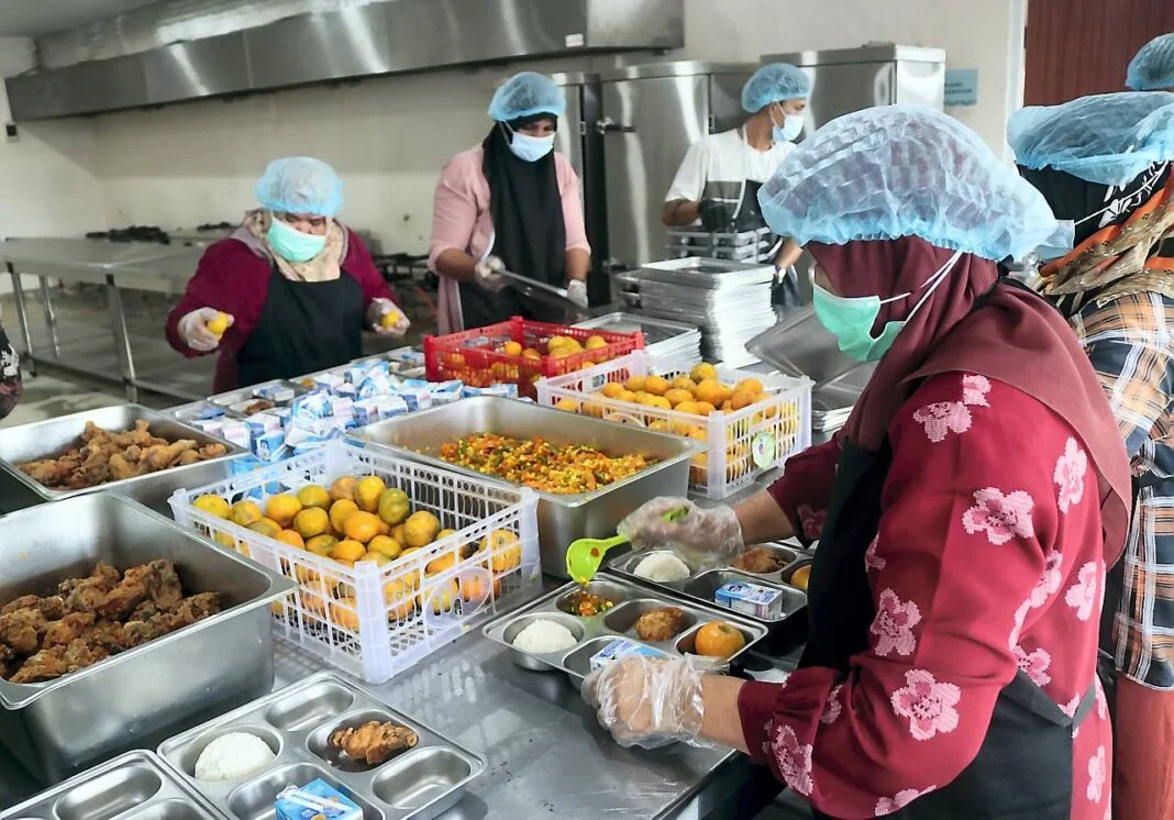 Wamen Dukbangga/Wakil Kepala BKKBN mengantar Makan Bergizi Gratis (MBG) ke rumah-rumah ibu hamil saat menyambangi pelaksanaan Program Makan Bergizi Gratis (MBG) di Masen Kaye Adang, Kec. Syah Kuala, Banda Aceh, Kamis (9/10).