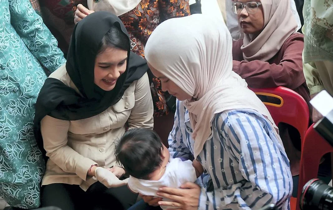 Wamen Dukbangga/Wakil Kepala BKKBN mengantar Makan Bergizi Gratis (MBG) ke rumah-rumah ibu hamil saat menyambangi pelaksanaan Program Makan Bergizi Gratis (MBG) di Masen Kaye Adang, Kec. Syah Kuala, Banda Aceh, Kamis (9/10).