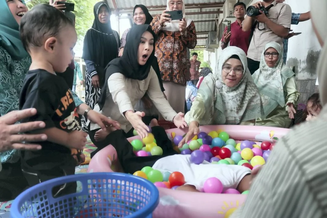 Wamen Dukbangga/Wakil Kepala BKKBN mengantar Makan Bergizi Gratis (MBG) ke rumah-rumah ibu hamil saat menyambangi pelaksanaan Program Makan Bergizi Gratis (MBG) di Masen Kaye Adang, Kec. Syah Kuala, Banda Aceh, Kamis (9/10).