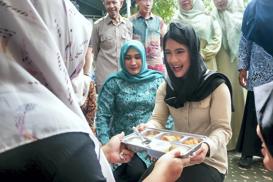 Wamen Dukbangga/Wakil Kepala BKKBN mengantar Makan Bergizi Gratis (MBG) ke rumah-rumah ibu hamil saat menyambangi pelaksanaan Program Makan Bergizi Gratis (MBG) di Masen Kaye Adang, Kec. Syah Kuala, Banda Aceh, Kamis (9/10).