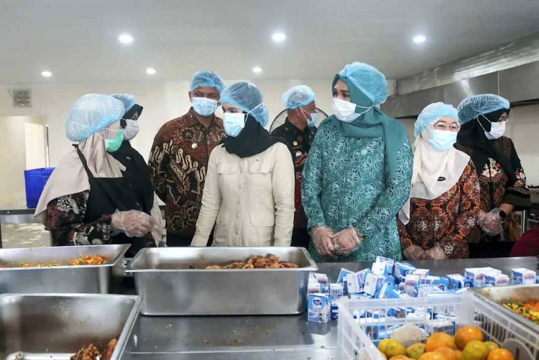 Wamen Dukbangga/Wakil Kepala BKKBN mengantar Makan Bergizi Gratis (MBG) ke rumah-rumah ibu hamil saat menyambangi pelaksanaan Program Makan Bergizi Gratis (MBG) di Masen Kaye Adang, Kec. Syah Kuala, Banda Aceh, Kamis (9/10).
