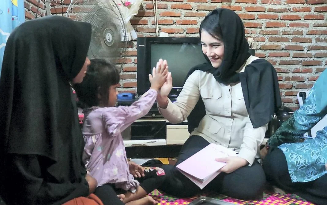 Wamen Dukbangga/Wakil Kepala BKKBN mengantar Makan Bergizi Gratis (MBG) ke rumah-rumah ibu hamil saat menyambangi pelaksanaan Program Makan Bergizi Gratis (MBG) di Masen Kaye Adang, Kec. Syah Kuala, Banda Aceh, Kamis (9/10).