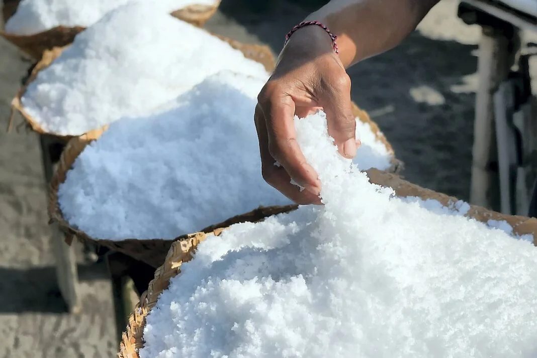 Proses produksi garam alami yang dikerjakan secara tradisional di Desa Kusamba, Klungkung, Bali, Sabtu (11/10).