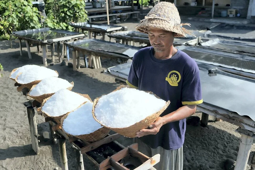Proses produksi garam alami yang dikerjakan secara tradisional di Desa Kusamba, Klungkung, Bali, Sabtu (11/10).