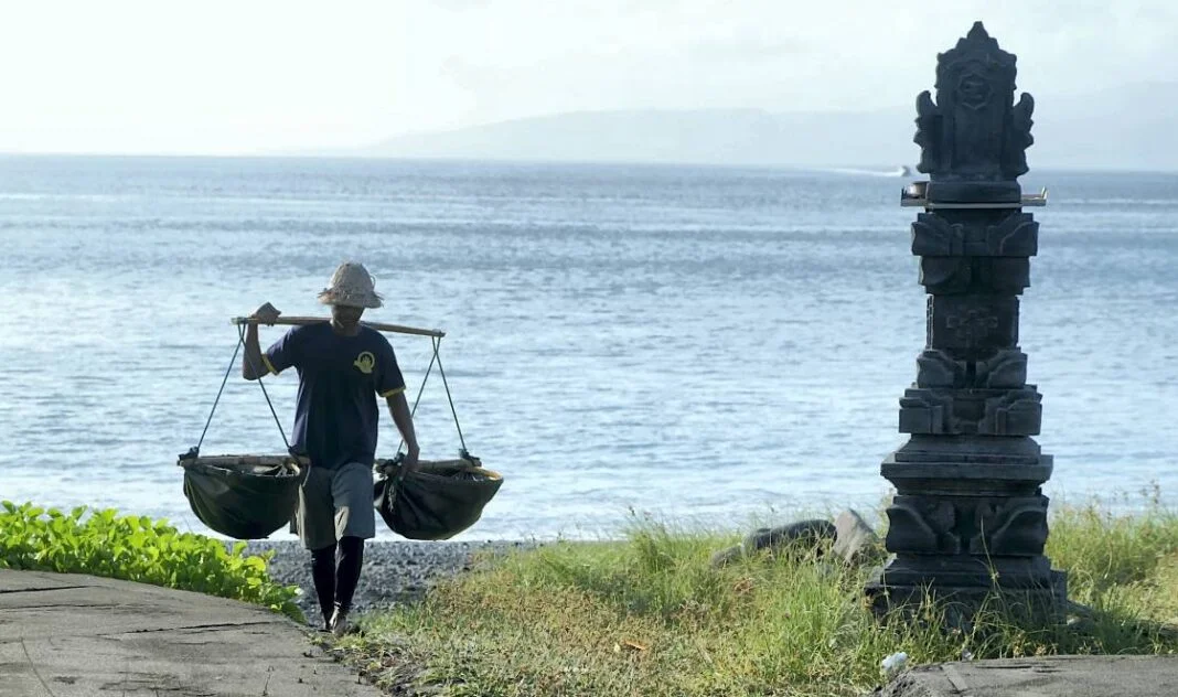 Proses produksi garam alami yang dikerjakan secara tradisional di Desa Kusamba, Klungkung, Bali, Sabtu (11/10).