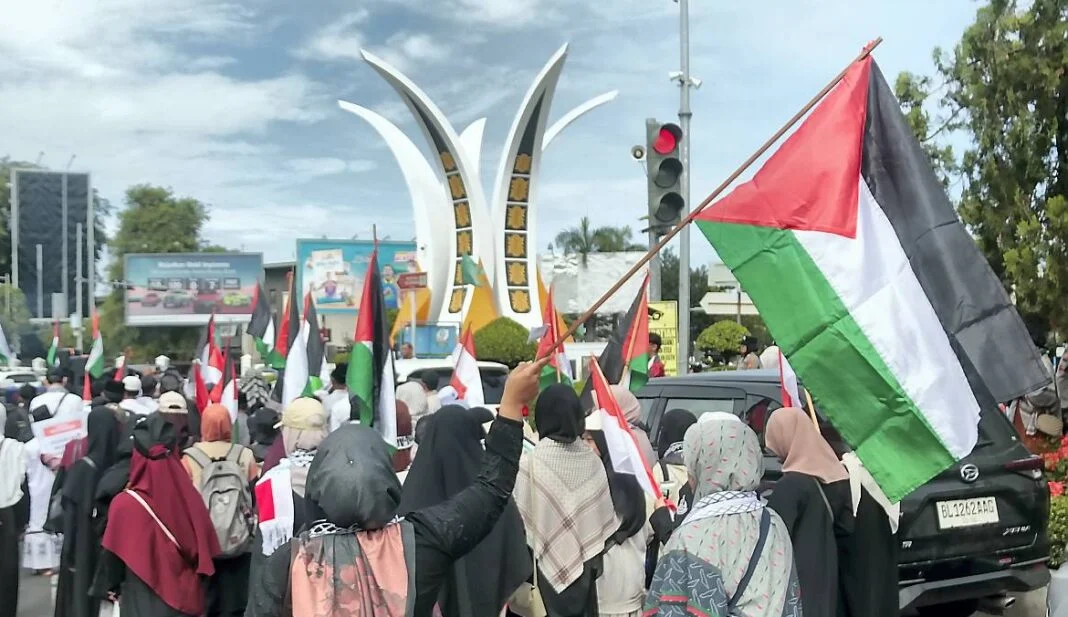 Masyarakat Aceh Peduli Palestina menggelar aksi, di kawasan Car Free Day (CFD) Banda Aceh, Minggu (12/10).