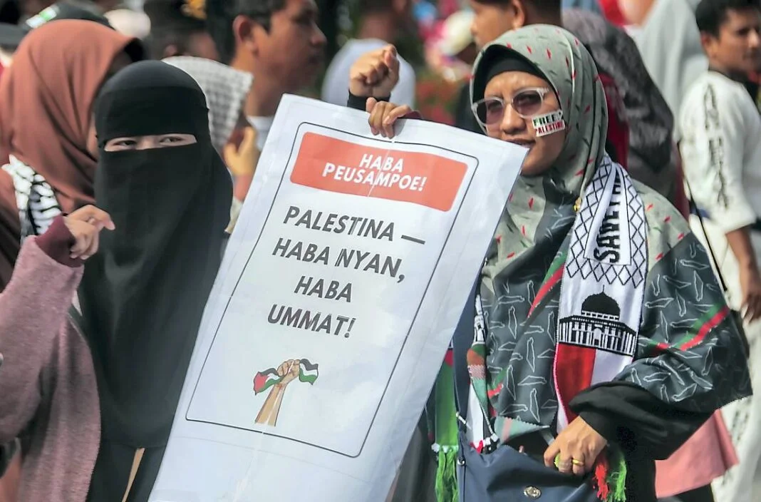 Masyarakat Aceh Peduli Palestina menggelar aksi, di kawasan Car Free Day (CFD) Banda Aceh, Minggu (12/10).