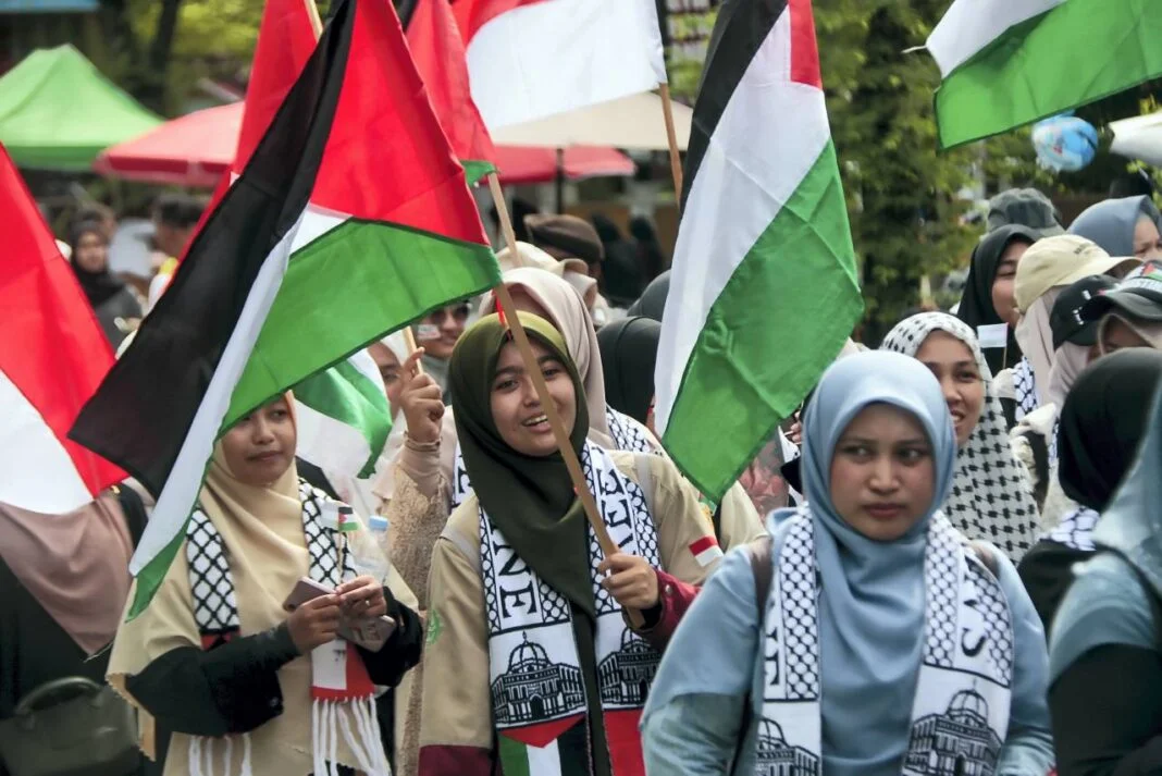 Masyarakat Aceh Peduli Palestina menggelar aksi, di kawasan Car Free Day (CFD) Banda Aceh, Minggu (12/10).