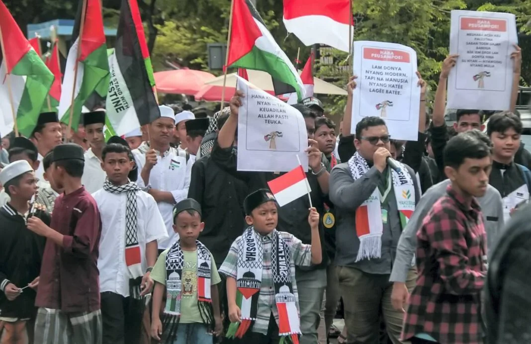 Masyarakat Aceh Peduli Palestina menggelar aksi, di kawasan Car Free Day (CFD) Banda Aceh, Minggu (12/10).