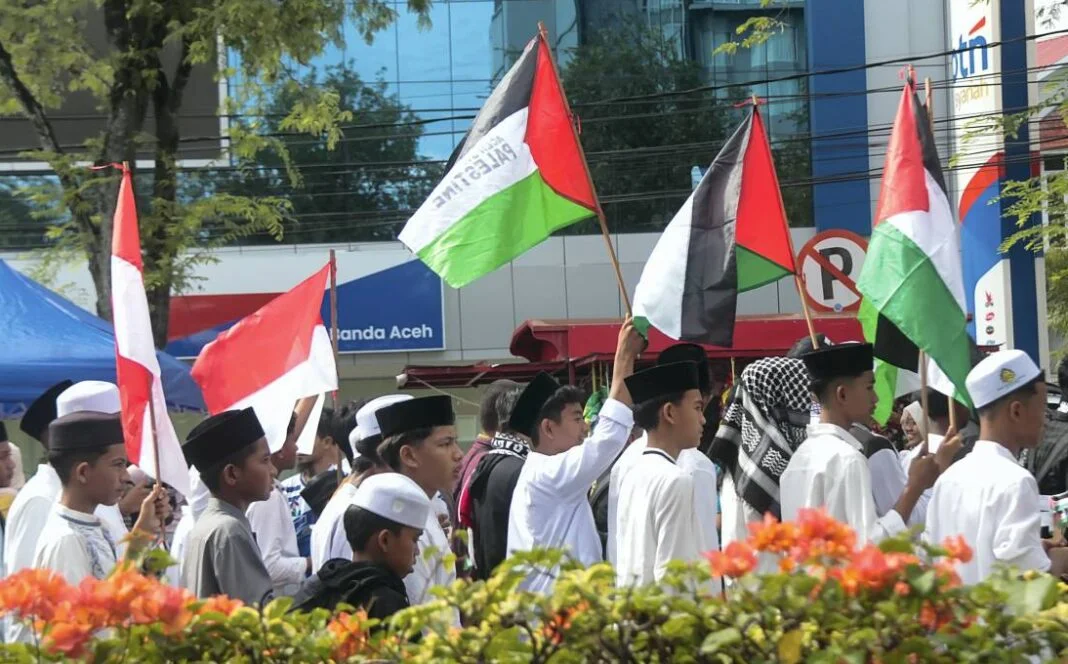 Masyarakat Aceh Peduli Palestina menggelar aksi, di kawasan Car Free Day (CFD) Banda Aceh, Minggu (12/10).