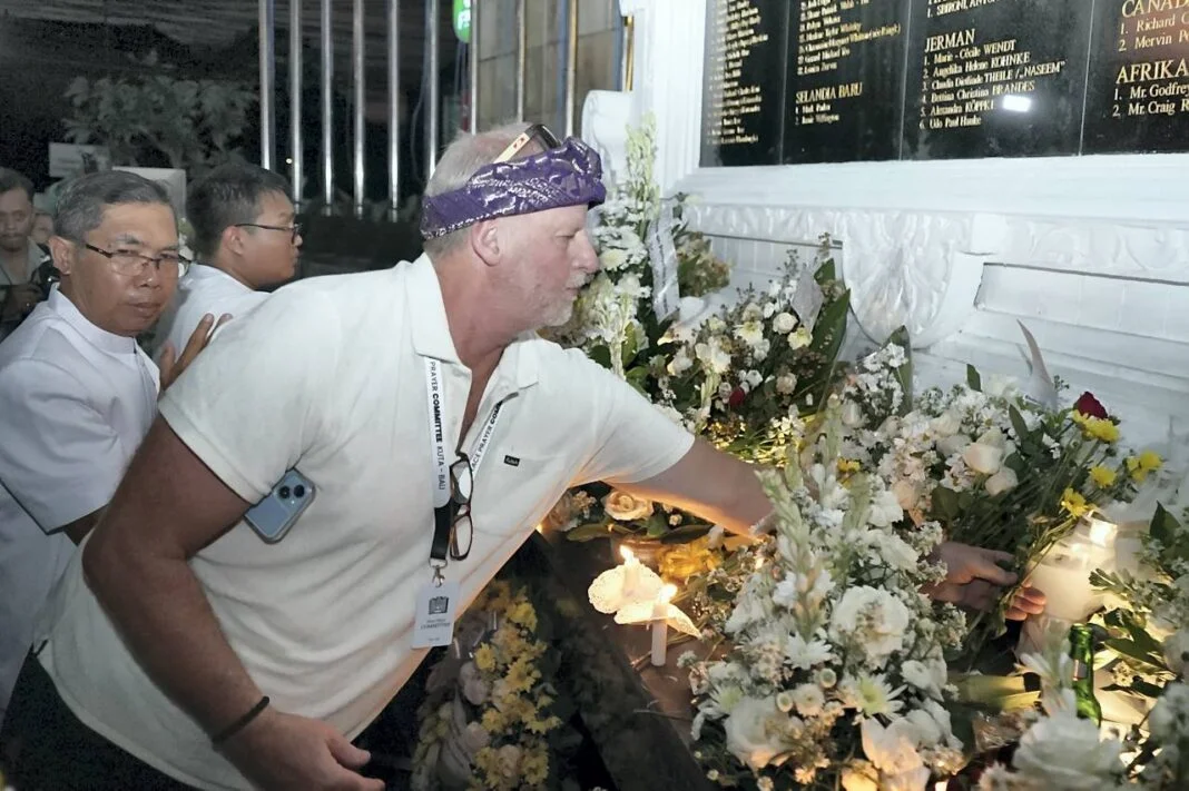 Masyarakat dan Turis berdoa saat Peringatan 23 Tahun Tragedi Bom Bali di Monumen Tragedi Kemanusiaan, Badung, Bali, Minggu (12/10).