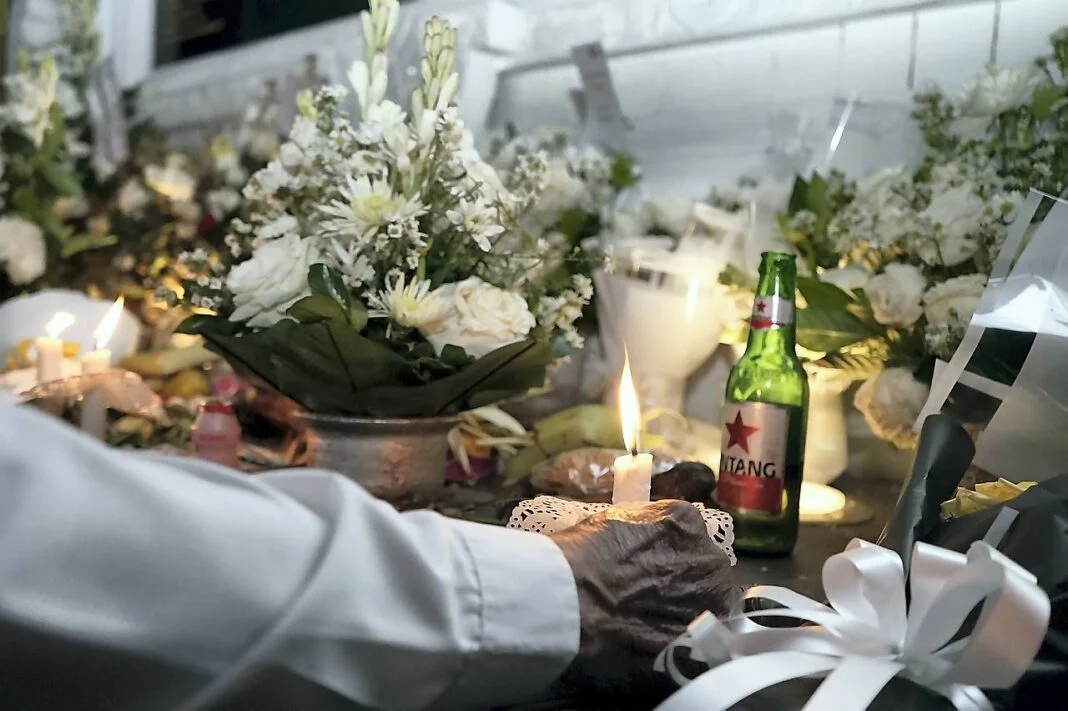 Masyarakat dan Turis berdoa saat Peringatan 23 Tahun Tragedi Bom Bali di Monumen Tragedi Kemanusiaan, Badung, Bali, Minggu (12/10).