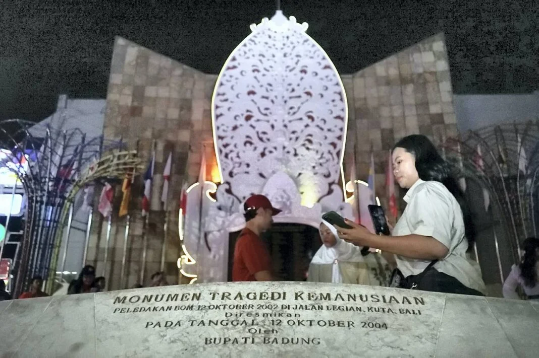 Masyarakat dan Turis berdoa saat Peringatan 23 Tahun Tragedi Bom Bali di Monumen Tragedi Kemanusiaan, Badung, Bali, Minggu (12/10).