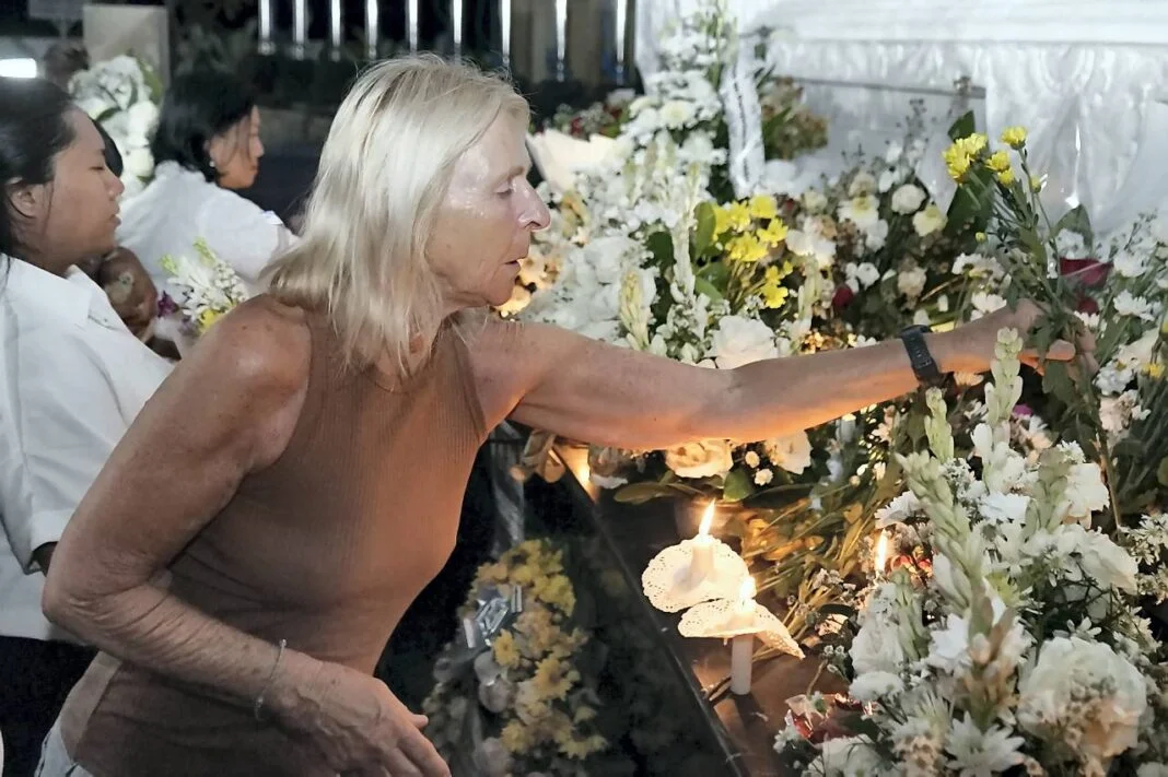 Masyarakat dan Turis berdoa saat Peringatan 23 Tahun Tragedi Bom Bali di Monumen Tragedi Kemanusiaan, Badung, Bali, Minggu (12/10).