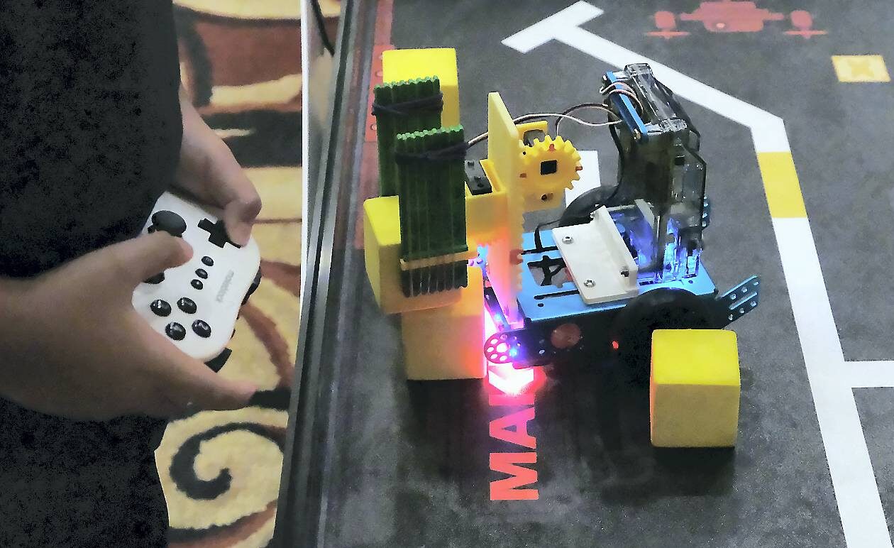 MakeX Robotic Competition 2025 Peserta mengikuti perlombaan MakeX Robotic Competition 2025, di Denpasar, Bali, Selasa (21/10).