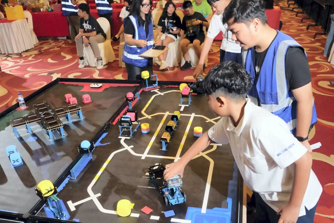 MakeX Robotic Competition 2025 Peserta mengikuti perlombaan MakeX Robotic Competition 2025, di Denpasar, Bali, Selasa (21/10).