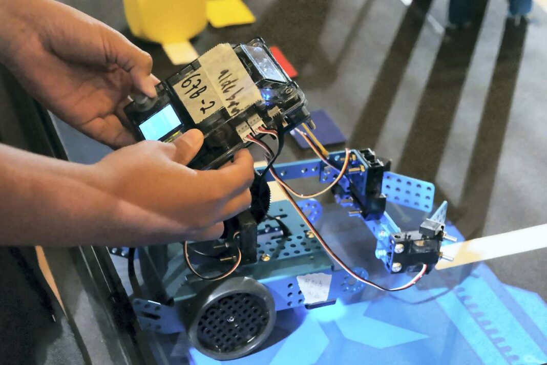 MakeX Robotic Competition 2025 Peserta mengikuti perlombaan MakeX Robotic Competition 2025, di Denpasar, Bali, Selasa (21/10).