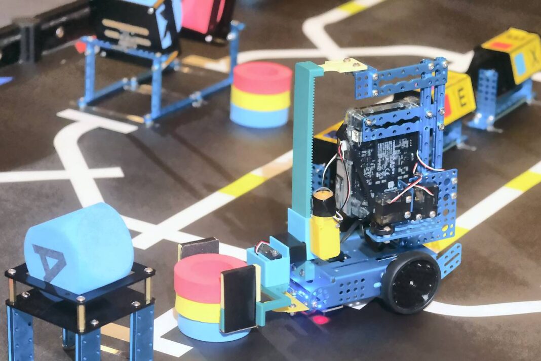 MakeX Robotic Competition 2025 Peserta mengikuti perlombaan MakeX Robotic Competition 2025, di Denpasar, Bali, Selasa (21/10).