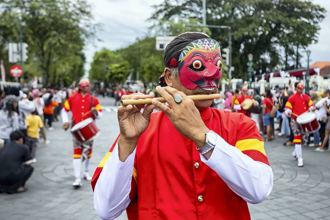 Kirab Peringatan Tingalan Dalem Taun 2025 Kereta kencana milik Keraton Jogja mengikuti acara kirab peringatan Tingalan Dalem Taun (ulang tahun dalam tahun Jawa), raja Keraton Sri Sultan Hamengku Bawono X, di Yogyakarta, Rabu (22/10).