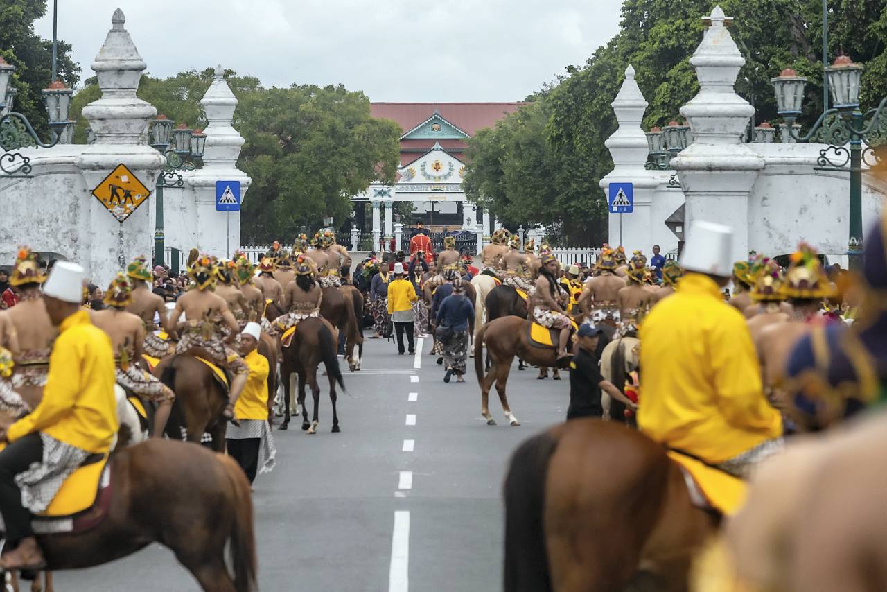Kirab Peringatan Tingalan Dalem Taun 2025 Peringatan Tingalan Dalem Taun (ulang tahun dalam tahun Jawa), raja Keraton Sri Sultan Hamengku Bawono X, di Yogyakarta, Rabu (22/10).