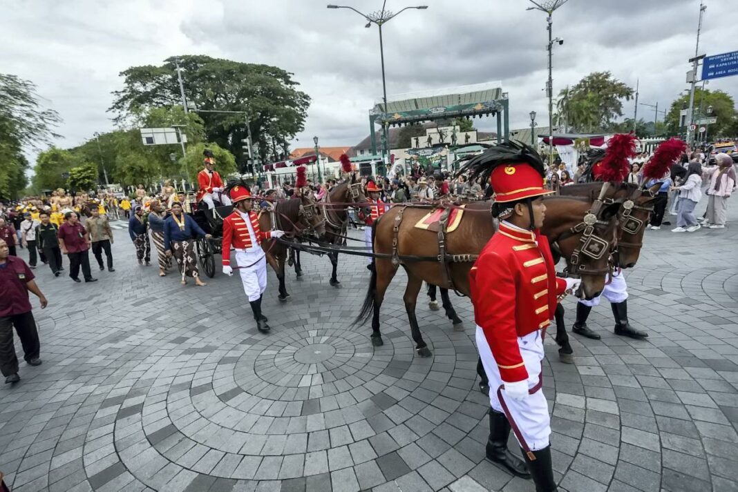 Kirab Peringatan Tingalan Dalem Taun 2025 Peringatan Tingalan Dalem Taun (ulang tahun dalam tahun Jawa), raja Keraton Sri Sultan Hamengku Bawono X, di Yogyakarta, Rabu (22/10).