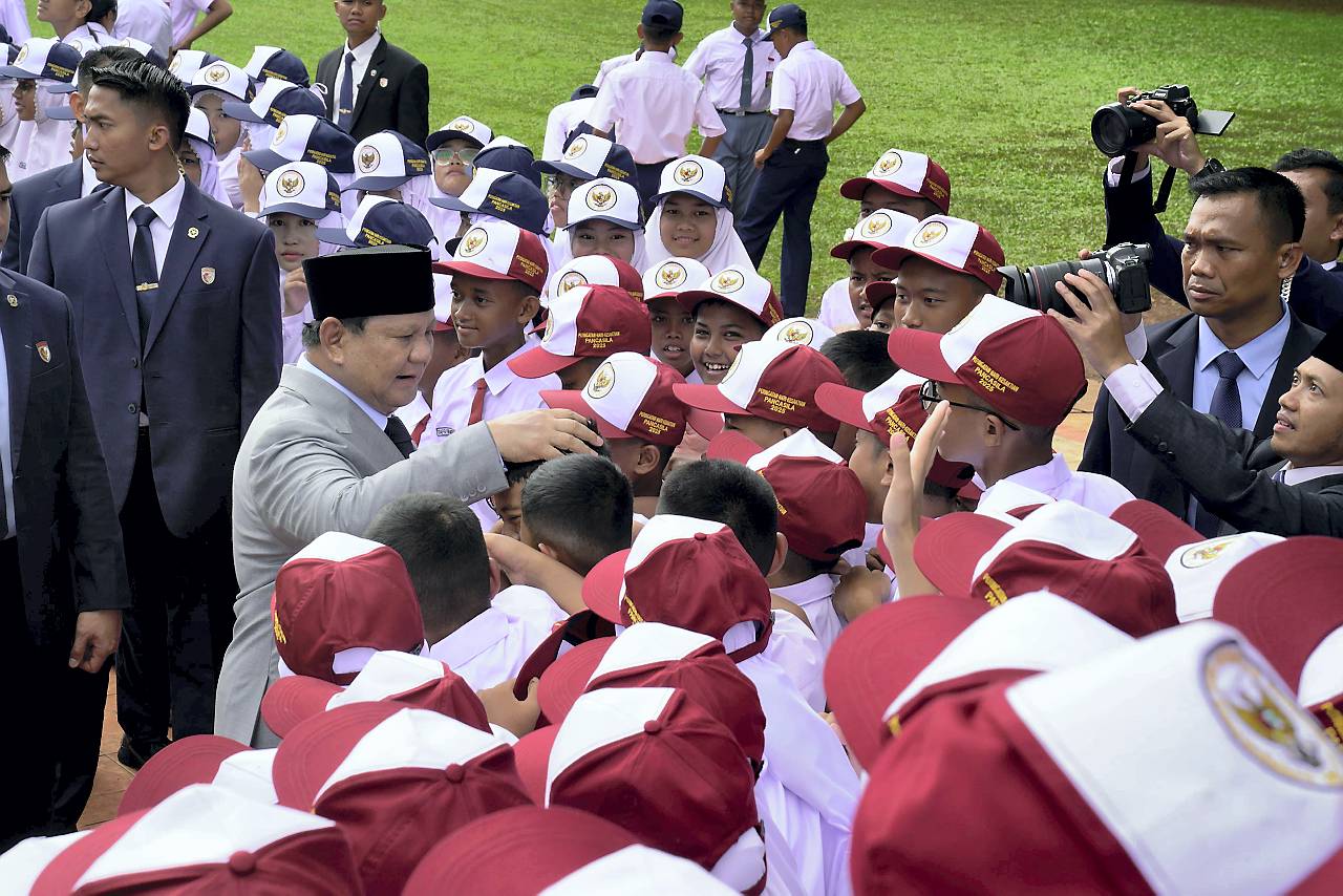 Para Siswa-Siswi antusias menyapa Presiden Prabowo di Jakarta Timur, Rabu (1/10).