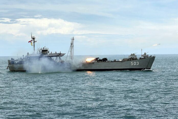 Presiden Prabowo Subianto menghadiri kegiatan 'Presidential Inspection' di Kapal Markas KRI dr Radjiman Wedyodiningrat-992 untuk menyaksikan sailing pass kapal perang TNI AL di Markas Komando Lintas Laut Militer (Kolinlamil), Tanjung Priok, Jakarta Utara, Kamis (2/10).