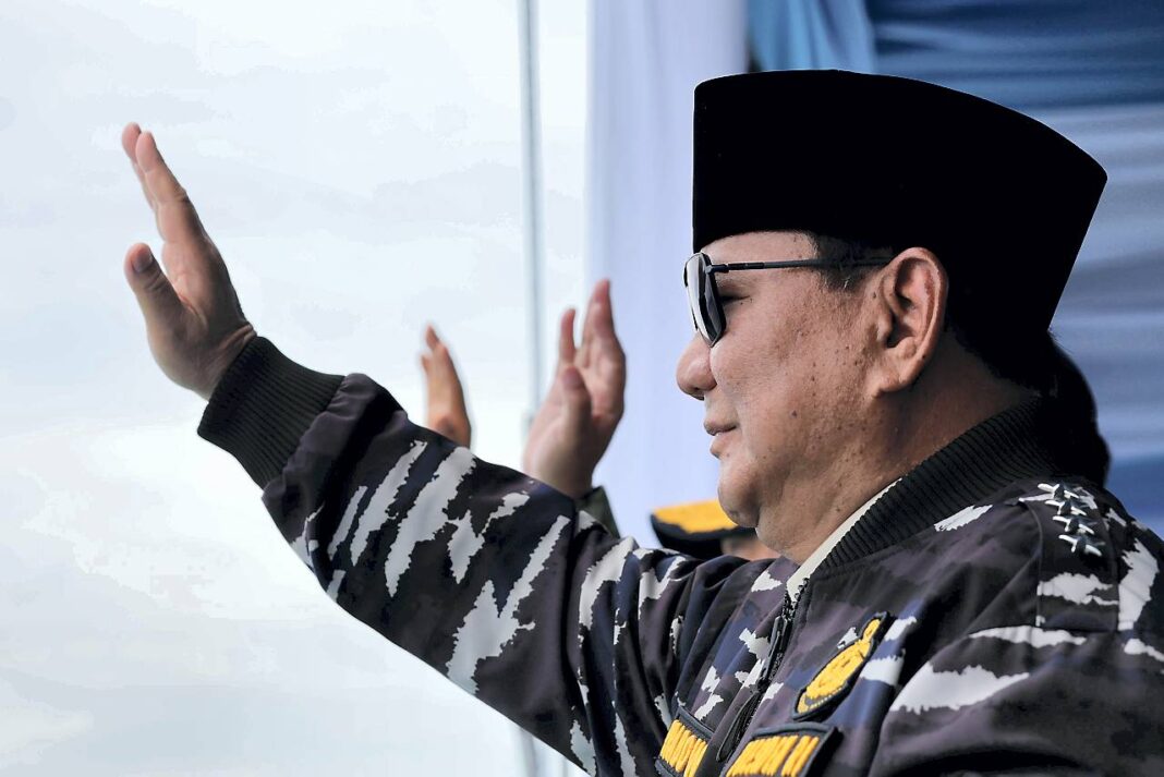 Presiden Prabowo Subianto menghadiri kegiatan 'Presidential Inspection' di Kapal Markas KRI dr Radjiman Wedyodiningrat-992 untuk menyaksikan sailing pass kapal perang TNI AL di Markas Komando Lintas Laut Militer (Kolinlamil), Tanjung Priok, Jakarta Utara, Kamis (2/10).