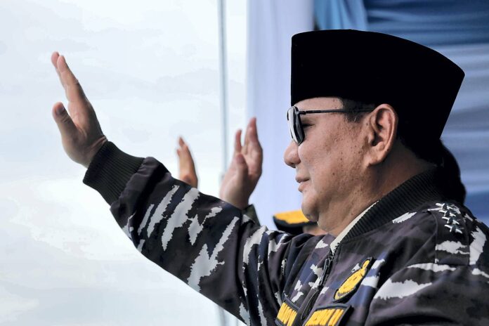 Presiden Prabowo Subianto menghadiri kegiatan 'Presidential Inspection' di Kapal Markas KRI dr Radjiman Wedyodiningrat-992 untuk menyaksikan sailing pass kapal perang TNI AL di Markas Komando Lintas Laut Militer (Kolinlamil), Tanjung Priok, Jakarta Utara, Kamis (2/10).