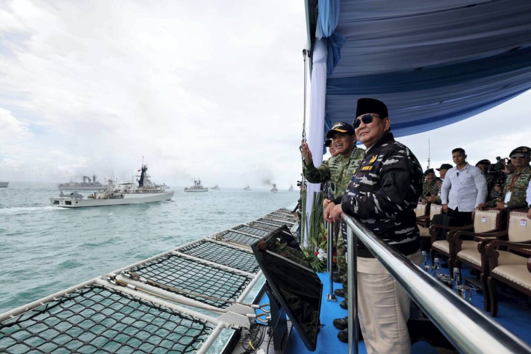 Presiden Prabowo Subianto menyaksikan Sailing Pass kapal perang TNI AL, di Markas Komando Lintas Laut Militer (Kolinlamil), Tanjung Priok, Jakarta Utara, Kamis (2/10).