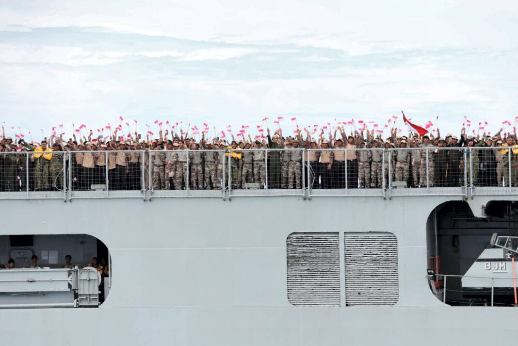 Presiden Prabowo Subianto menghadiri kegiatan 'Presidential Inspection' di Kapal Markas KRI dr Radjiman Wedyodiningrat-992 untuk menyaksikan sailing pass kapal perang TNI AL di Markas Komando Lintas Laut Militer (Kolinlamil), Tanjung Priok, Jakarta Utara, Kamis (2/10).