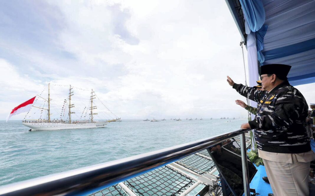 Presiden Prabowo Subianto menyaksikan Sailing Pass kapal perang TNI AL, di Markas Komando Lintas Laut Militer (Kolinlamil), Tanjung Priok, Jakarta Utara, Kamis (2/10).