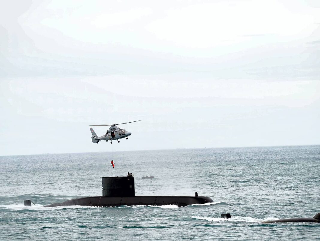 Presiden Prabowo Subianto menyaksikan Sailing Pass kapal perang TNI AL, di Markas Komando Lintas Laut Militer (Kolinlamil), Tanjung Priok, Jakarta Utara, Kamis (2/10).