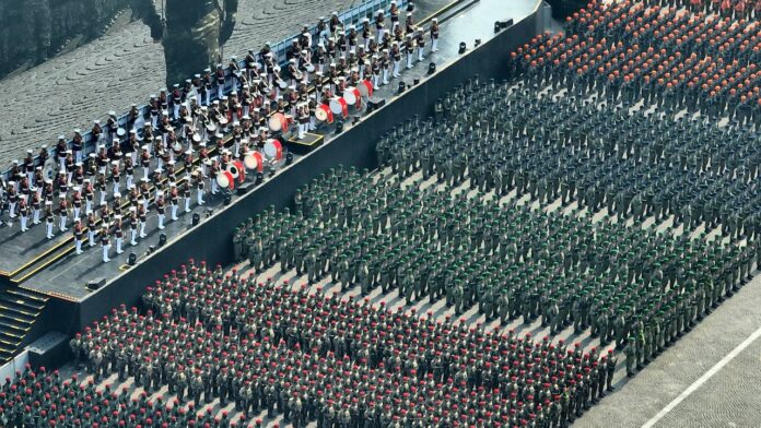 Defile pasukan pada upacara peringatan Hari Ulang Tahun (HUT) ke-80 Tentara Nasional Indonesia (TNI) yang di pimpin Presiden Prabowo Subianto selaku Inspektur di Monumen Nasional (Monas), Jakarta, Minggu (5/10).