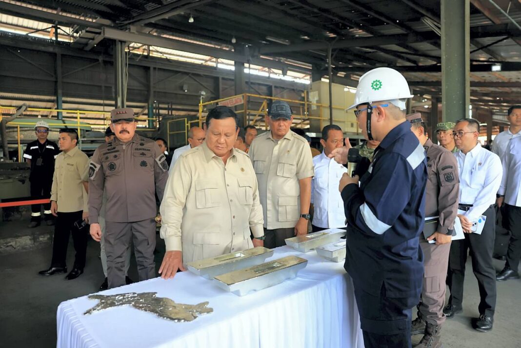 Presiden Prabowo Subianto meninjau smelter timah rampasan negara, di Smelter PT Tinindo Internusa, Pangkalpinang, Kepulauan Bangka Belitung, Senin (6/10).