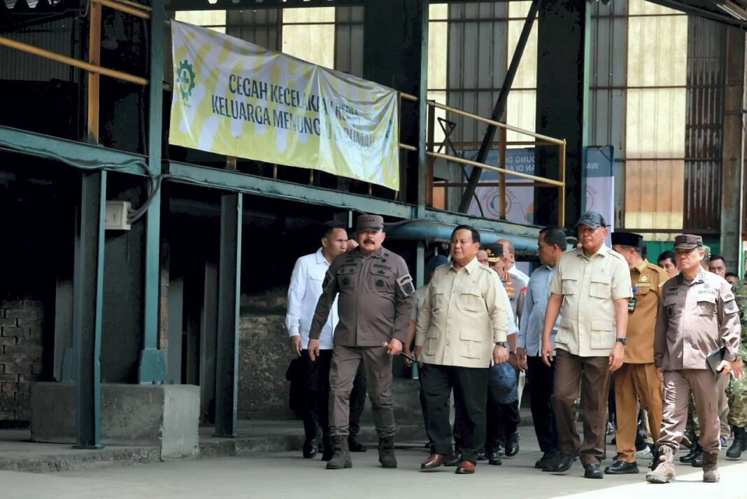 Presiden Prabowo Subianto meninjau smelter timah rampasan negara, di Smelter PT Tinindo Internusa, Pangkalpinang, Kepulauan Bangka Belitung, Senin (6/10).