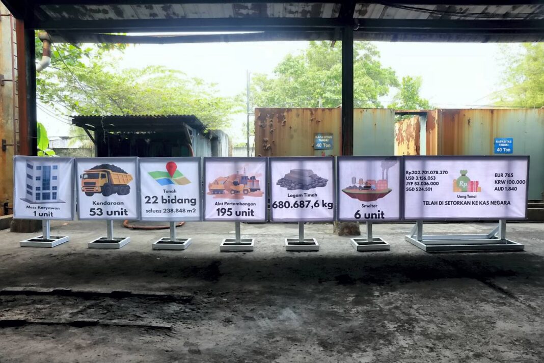 Presiden Prabowo Subianto meninjau smelter timah rampasan negara, di Smelter PT Tinindo Internusa, Pangkalpinang, Kepulauan Bangka Belitung, Senin (6/10).
