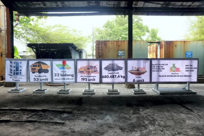 Presiden Prabowo Subianto meninjau smelter timah rampasan negara, di Smelter PT Tinindo Internusa, Pangkalpinang, Kepulauan Bangka Belitung, Senin (6/10).