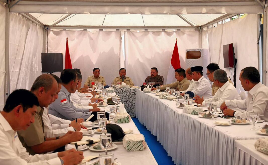 Presiden Prabowo Subianto menyaksikan penyerahaan Smelter Timah Sitaan Kejaksaan Agung, di Pangkalpinang, Bangka Belitung, Senin (6/10).
